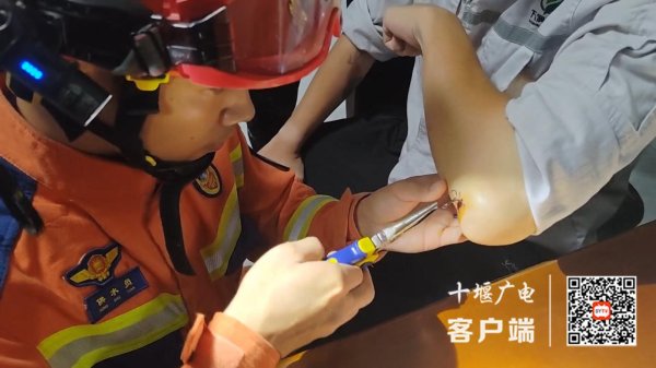 在线炒股配资识 鱼钩“咬穿”男子手臂，十堰消防紧急施救